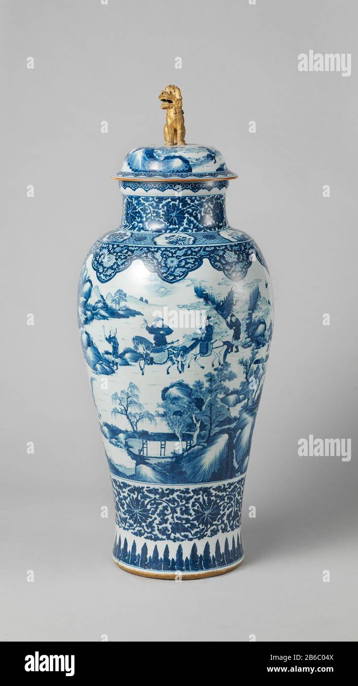 Grote, balustervormige vaas van porselein, beschilderd in onderglazuur blauw en op het glazuur goud. buik een jachtscène met jagers te paard en te voet met wapens en honden in een