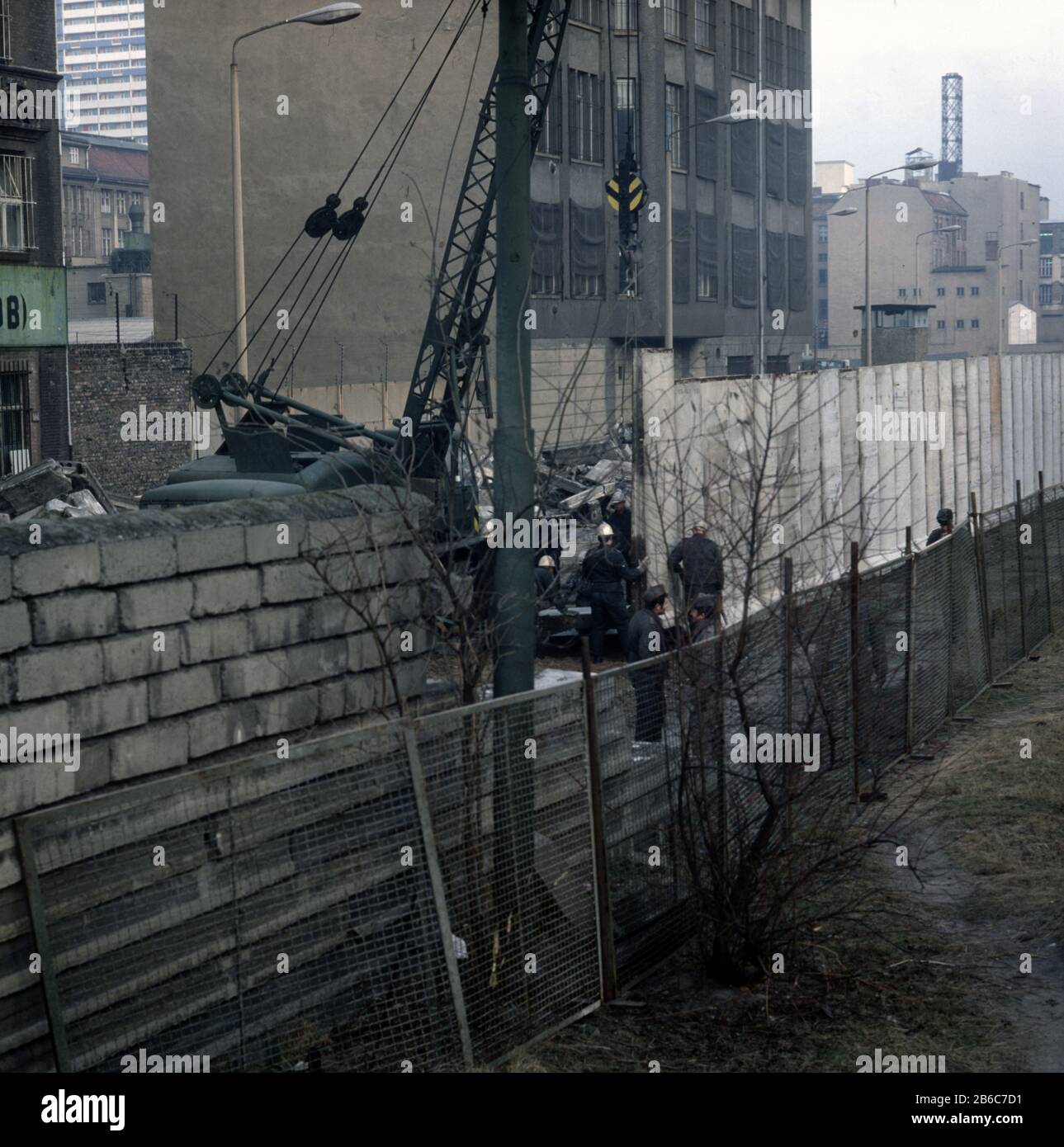 Ausbau der Grenzmauer – Zimmerstraße / Charlottenstraße Sektorengrenze Mitte / Kreuzberg Berlin Oktober 1976 - Expansion of the border wall Berlin 1976 Stock Photo