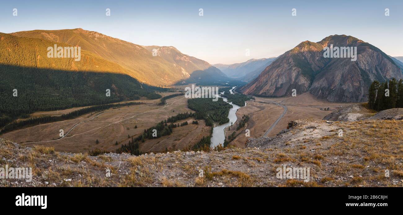 A wide panorama of the narrow valley of the Chuya River in the Altai Mountains, Russia Stock Photo
