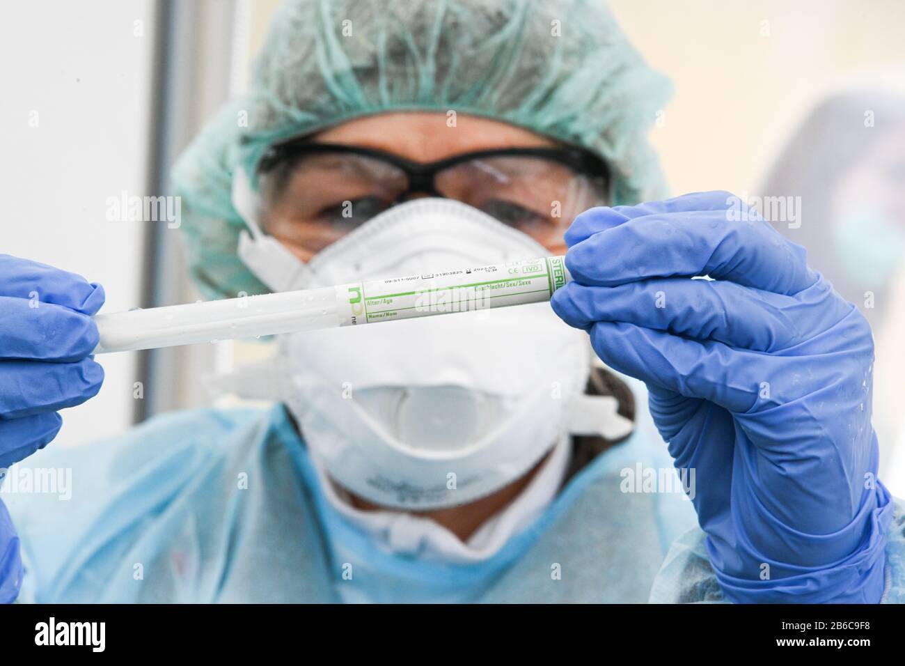 Oberteuringen, Germany. 10th Mar, 2020. A doctor holds a swab in a plastic tube in her hands after taking a smear from a patient's throat under a tent in a test centre on the outskirts of town. The swab is then tested for the novel coronavirus. Credit: Felix Kästle/dpa/Alamy Live News Stock Photo