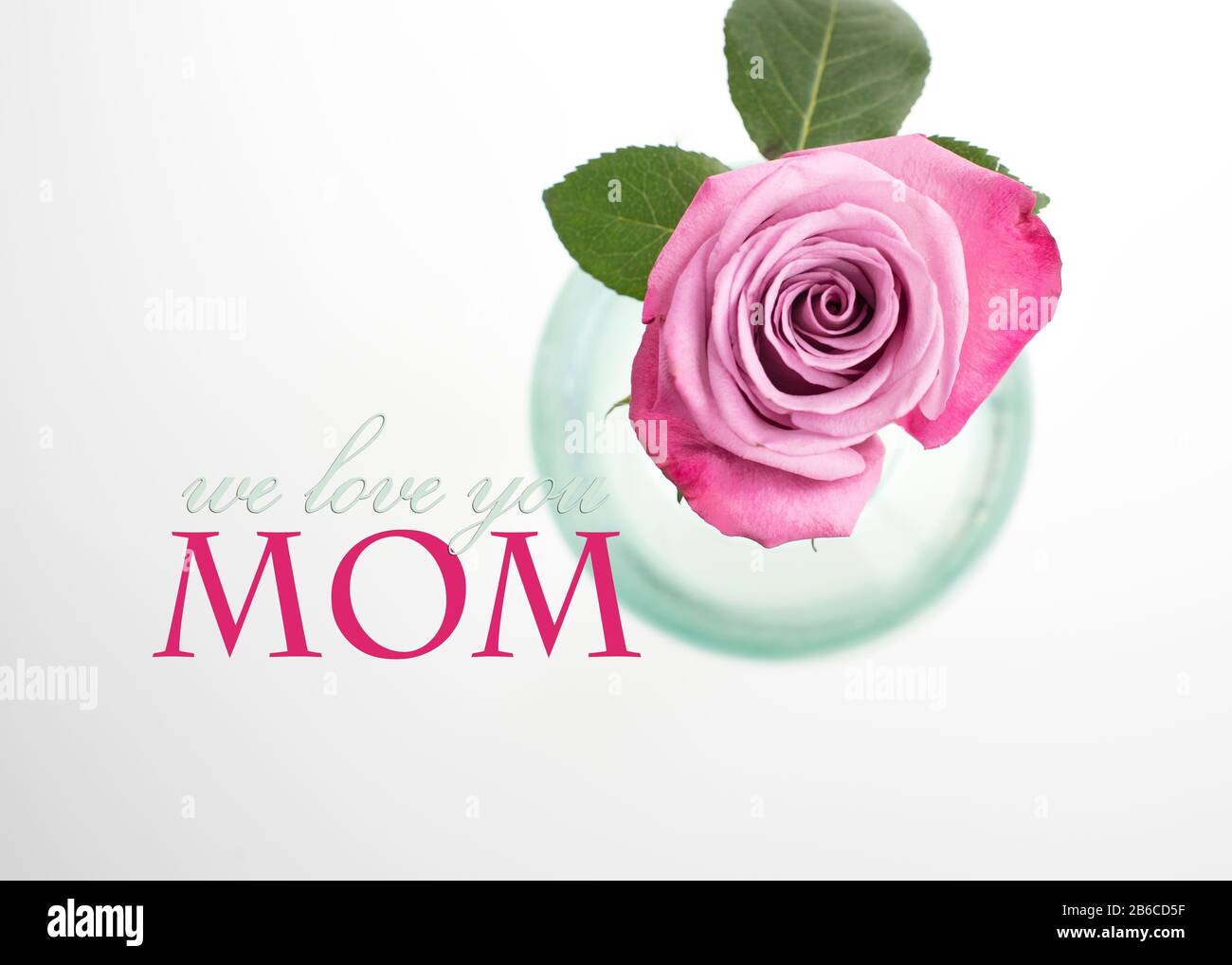 Mother's Day 'we love you, mom' message on top of beautiful floral from above is the perfect greeting for the holiday Stock Photo