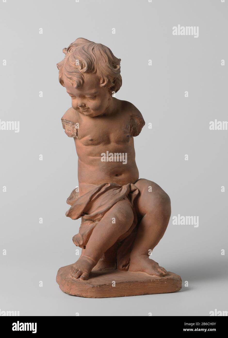 Picture of a seated child Beeld van een zittend kind. Manufacturer : Plaats  manufacture: Holland Dating: ca. 1700 - ca. 1725 Material: terracotta  Techniek: boetseren Dimensions: h 32,2 cm. × b 15 cm. × d 14 cm Stock Photo  - Alamy