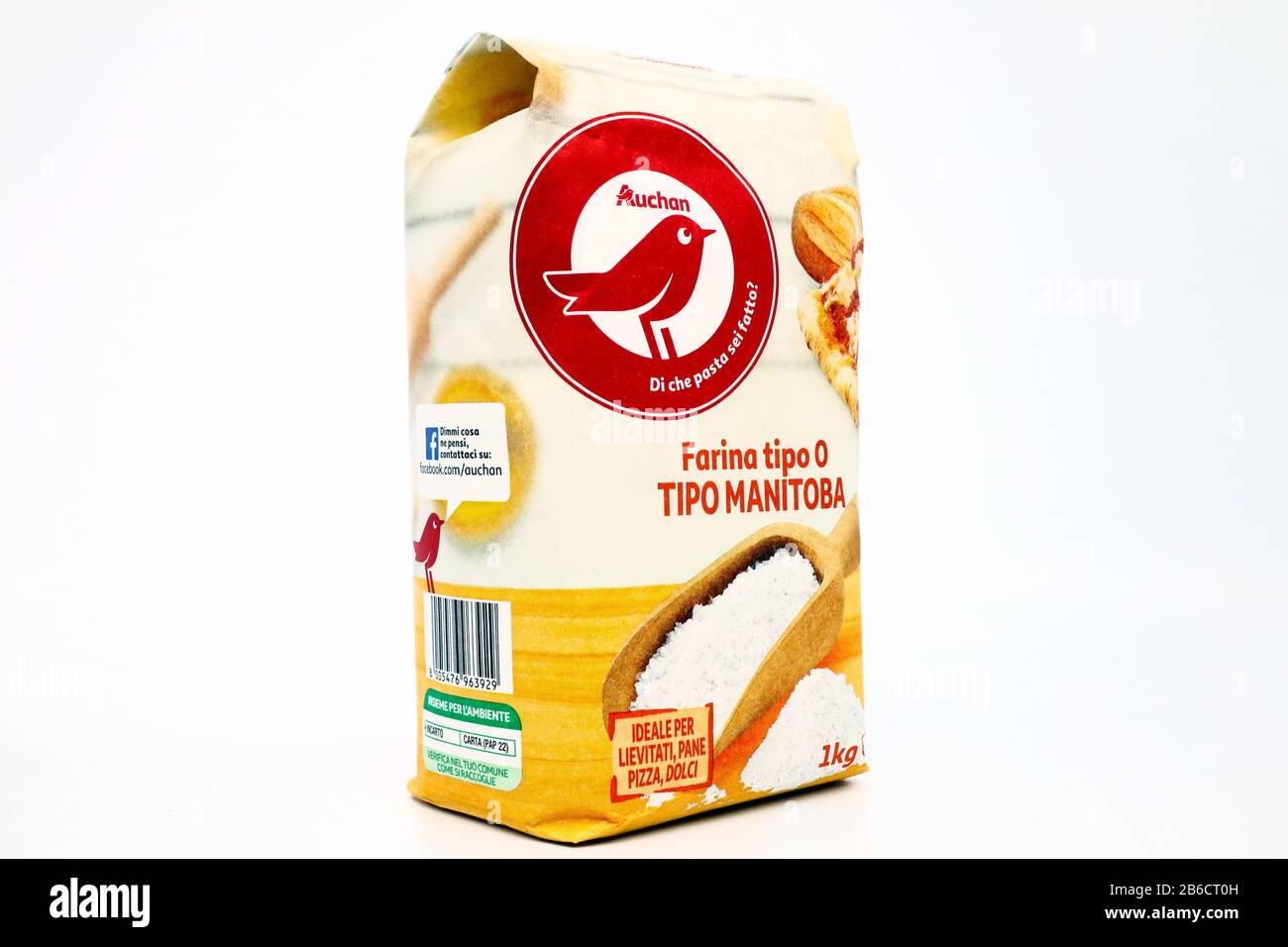 Auchan Manitoba flour type 0 for Bread and Pizza sold by AUCHAN Supermarket  chain Stock Photo - Alamy