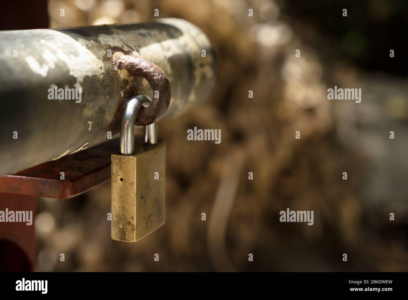 Padlock on gate hires stock photography and images Alamy