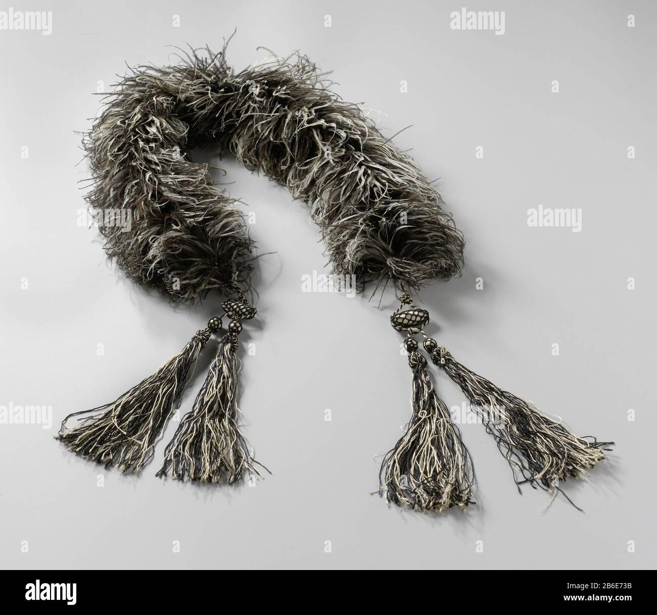 https://c8.alamy.com/comp/2B6E73B/boa-of-white-and-brown-black-ostrich-feathers-with-at-the-ends-of-white-and-black-silk-tassels-boa-van-gemeleerd-witte-en-bruinzwarte-struisveren-aan-beide-einden-afgewerkt-met-zijden-kwasten-in-wit-en-zwart-manufacturer-vervaardiger-anoniemplaats-manufacture-parijs-dating-ca-1916-physical-kenmerken-struisvogelveer-zijde-material-geheel-struisvogelveer-kwast-zijde-techniek-knopen-dimensions-geheel-l-142-cm-b-14-cm-h-10-cm-2B6E73B.jpg