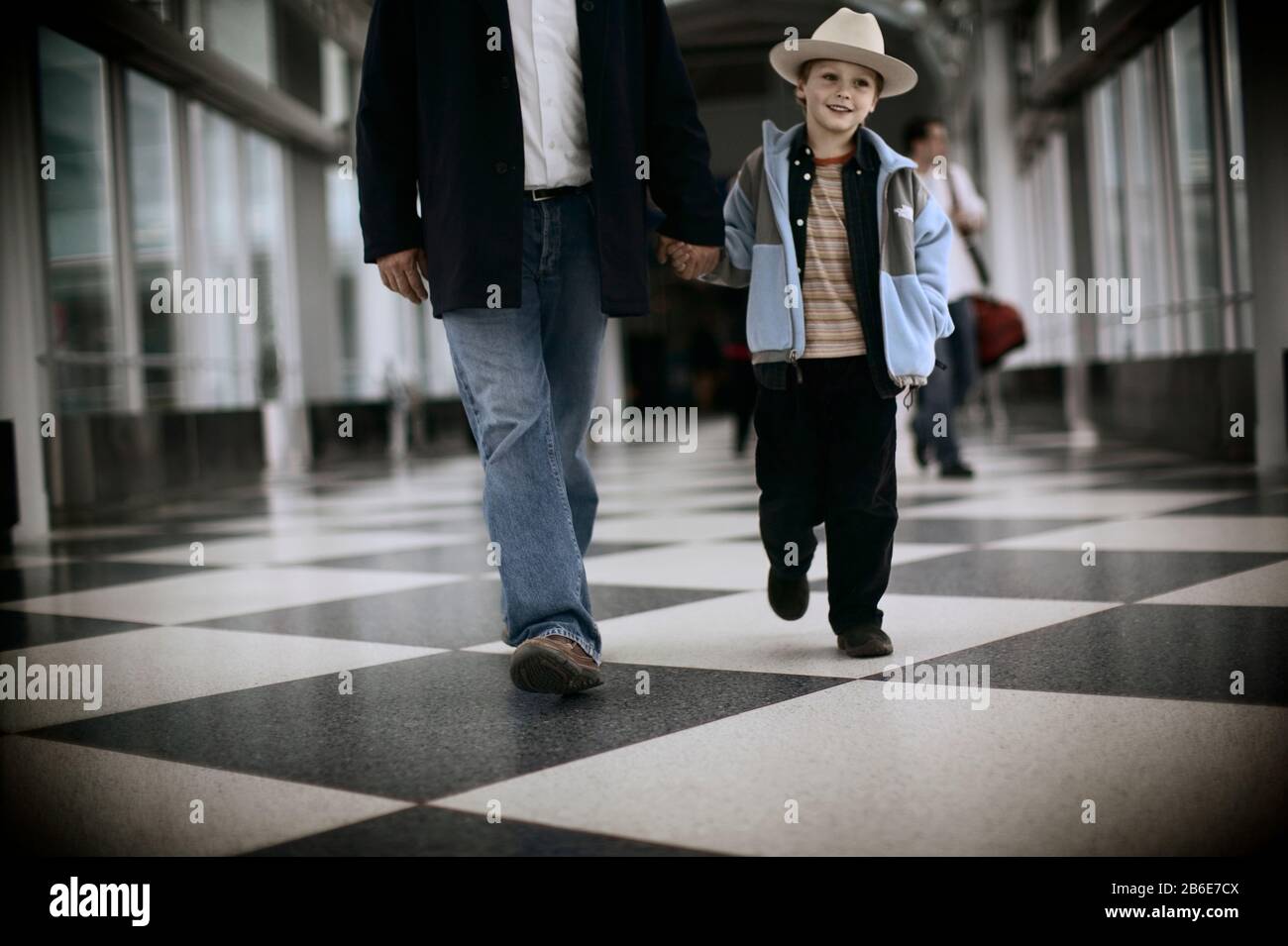 Family walking small children hi-res stock photography and images - Alamy