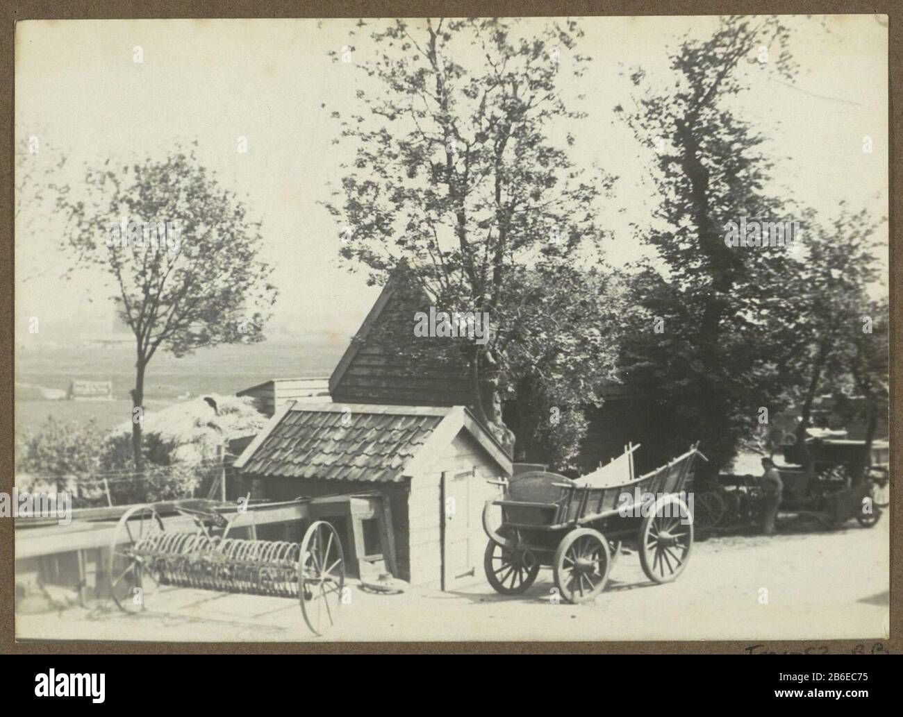 Farm with a cart and to an agricultural machine Sloterdijk Part of album with pictures of Amsterdam and omge. Manufacturer : Photographer: anonymous place manufacture: Sloterdijk Date: 1910 - approx 1930 Physical features: gelatin silver print material: paper photo paper Technique: ontwikkelgelatinezilverdruk Subject: farm or solitary house in landscape farm (building) (farm) wagon, freight wagon, cart where: Sloterdijk Stock Photo