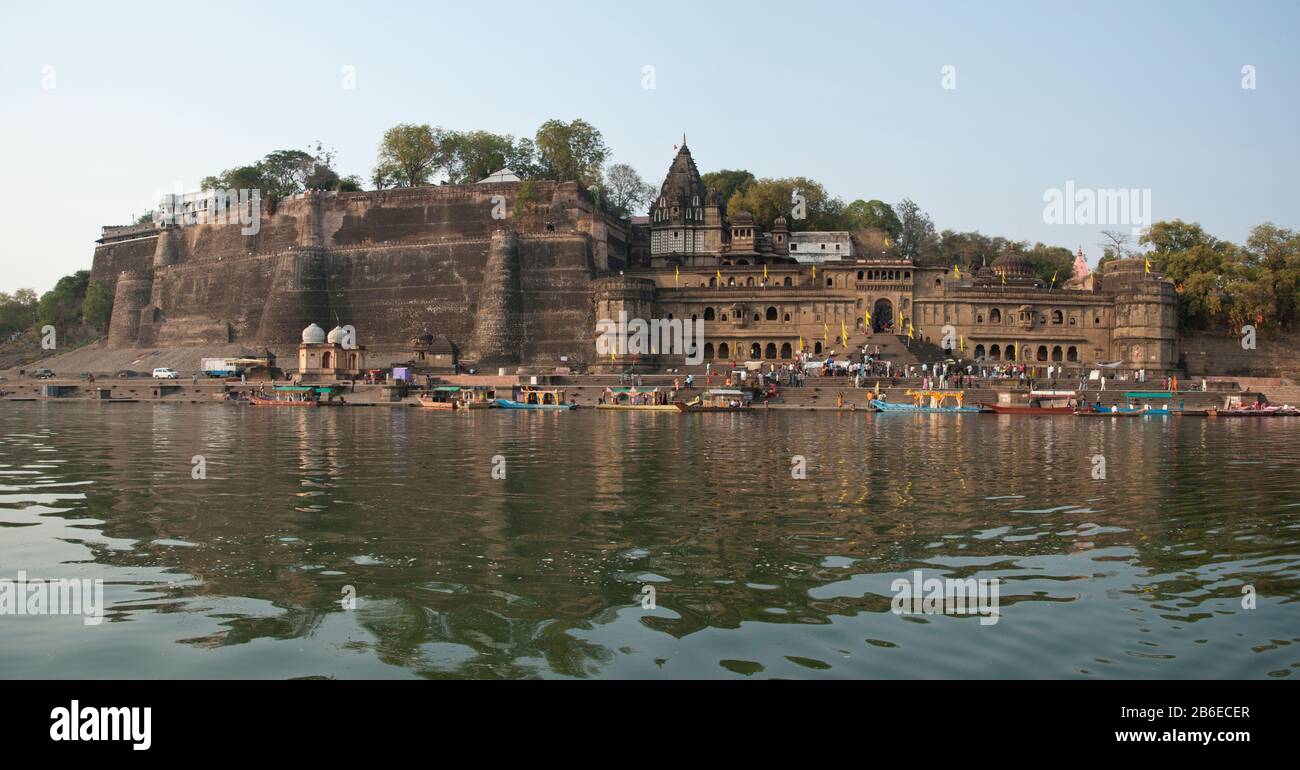 Rajarajeshwara Temple and Ahilya Fort at the Narmada River, Maheshwar, Khargone, Madhya Pradesh, India Stock Photo
