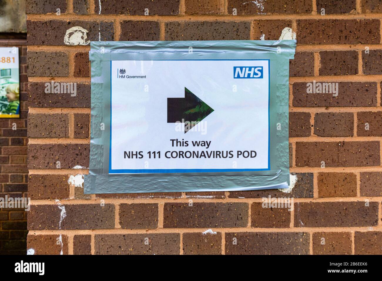 Sign pointing to a NHS 111 Coronavirus Pod, Southampton General Hospital, a teaching hospital of University Hospital Southampton NHS Foundation Trust Stock Photo