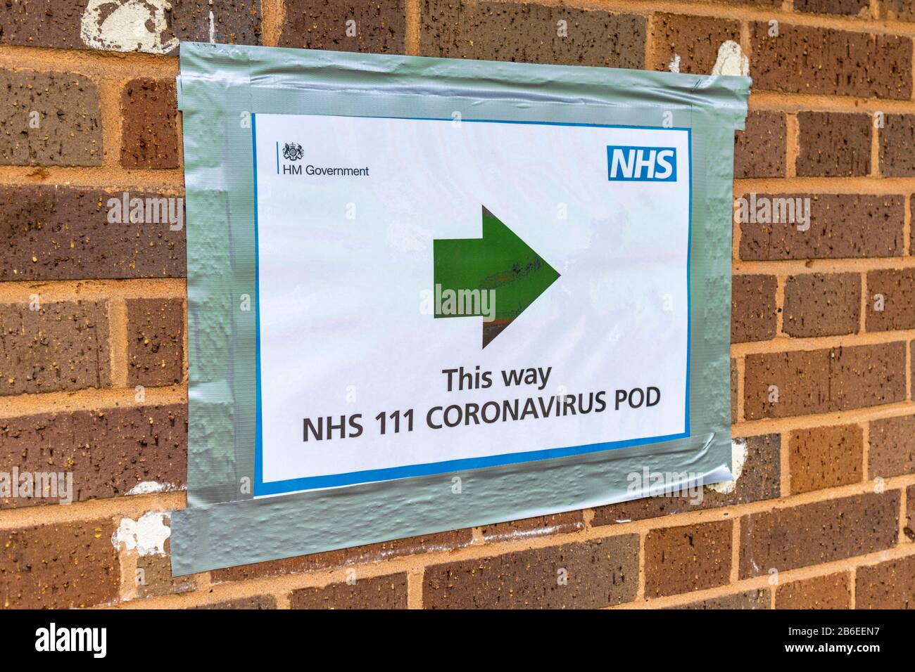 Sign pointing to a NHS 111 Coronavirus Pod, Southampton General Hospital, a teaching hospital of University Hospital Southampton NHS Foundation Trust Stock Photo