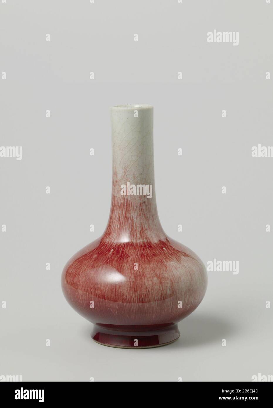 Globular vase covered with a red Flesvormige vaas van porselein met een platgedrukt bolvormig lichaam, bedekt met een rood glazuur. Binnen de voetrand wit geglazuurd. Monochromen. Manufacturer : pottenbakker: anoniemPlaats manufacture: China Dating: ca. 1800 - ca. 1899School / stijl: Qing-dynastie (1644-1912) Physical kenmerken: porselein met een monochroom glazuur Material: porselein glazuur Techniek: draaiend bewerken / bakken / glazuren Dimensions: h 12,5 cmrand: d 4,2 cmbuik: d 14,5 cmvoet: d 8,5 cm Stock Photo