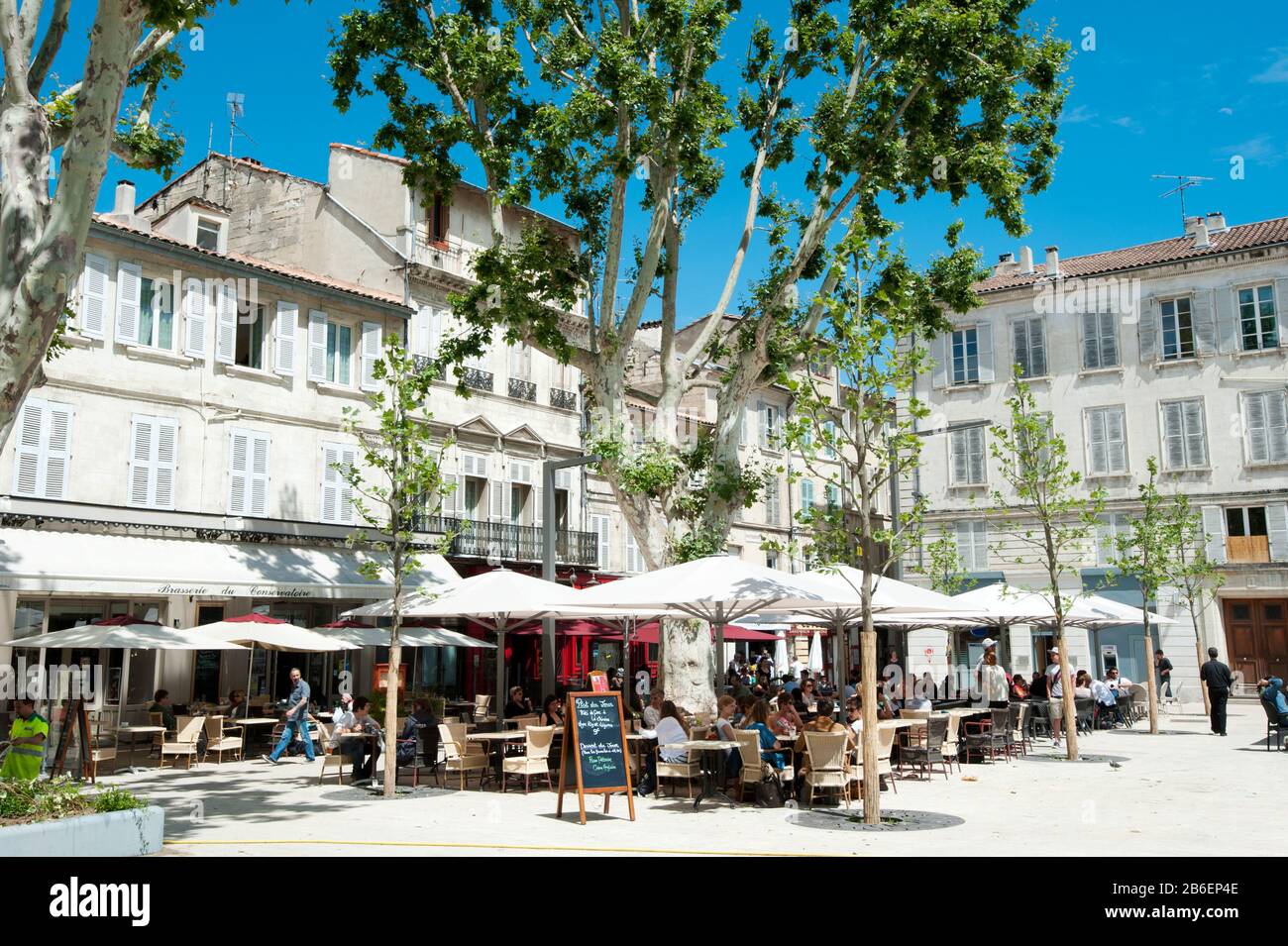Tourists at a sidewalk cafe, Place Saint-Jean le Vieux, Avignon, Vaucluse, Provence-Alpes-Cote d'Azur, France Stock Photo