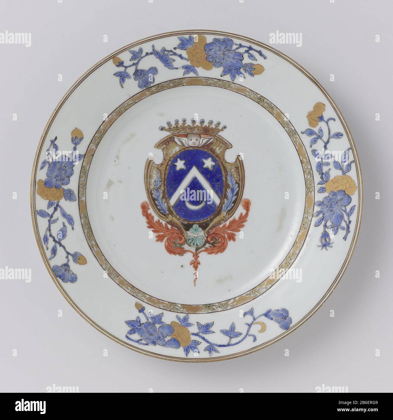 Plate with a crowned coat of arms and four flower sprays Bord van  porselein, beschilderd op het glazuur in blauw, rood, zwart en goud. Op het  plat een gekroond wapen met twee