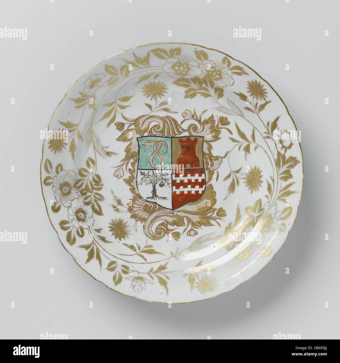 Plate with a coat of arms and floral tendrils Bord van porselein met een  geschulpte rand, beschilderd op het glazuur in rood, groen, zwart en goud.  Op het plat een familiewapen (mogelijk