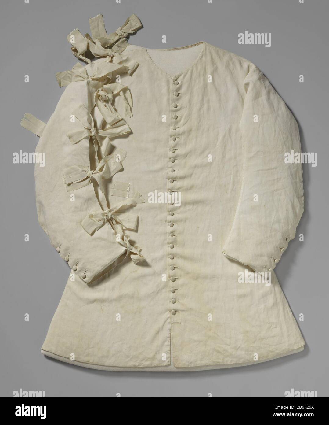 Bors Drew with bows Short shirt or vest with sleeves, worn according to tradition by Stadholder William III, NM-NM-1105 Hemd of borstrok van wit linnen met lange mouwen, Stock Photo