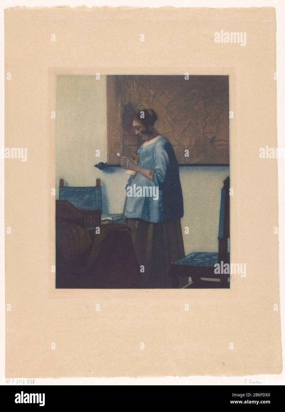 Woman Reading a Letter A woman standing on a table with chairs, reading a letter. On the wall behind her hangs a map of rollen. Manufacturer : printmaker French Everbagnaar painting by Johannes Vermeer Date: 1903 - 1915 Physical features: mezzotint color material: paper Technique: color mezzotint dimensions: plate edge: H 322 mm × W 263 mm Subject: letter, envelope read maps , atlases chair Stock Photo