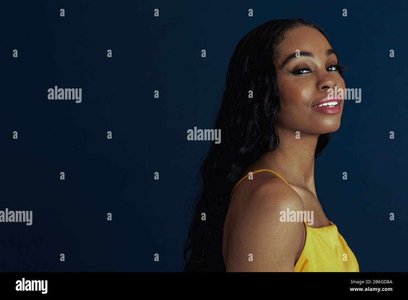 Black woman hair salon style hi-res stock photography and images - Alamy
