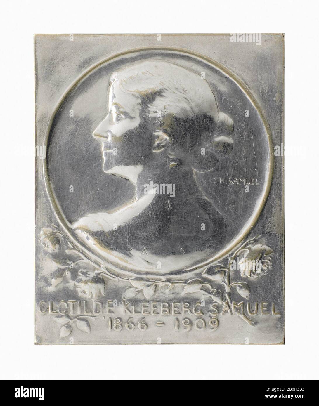 Clotilde Kleeberg-Samuel (1866-1909) Plaquette van verzilverd brons met het portret van Clotilde Kleeberg-Samuel (1866-1909), met dedicatie opschrift op de achterzijde: CLOTILDAE // KLEEBERG-SAMVEL // AMICI MUCISISQVE DEDITI // QVOD NERVOS MIRE PEPVLIT // HOC MONUMENTUM // P.C. // CAROLVS SAMVEL // CARAM CONJVGIS EFFIGEM // PIE IN AERE // SC. De geportretteerde is weergegeven in dun bas-reliëf en gezien op haar rug en schouder. Manufacturer : ontwerper: Charles Samuelgieter: Fonson & CiePlaats manufacture: Brussel Dating: 1909 Physical kenmerken: verzilverd brons Material: brons zilver Technie Stock Photo