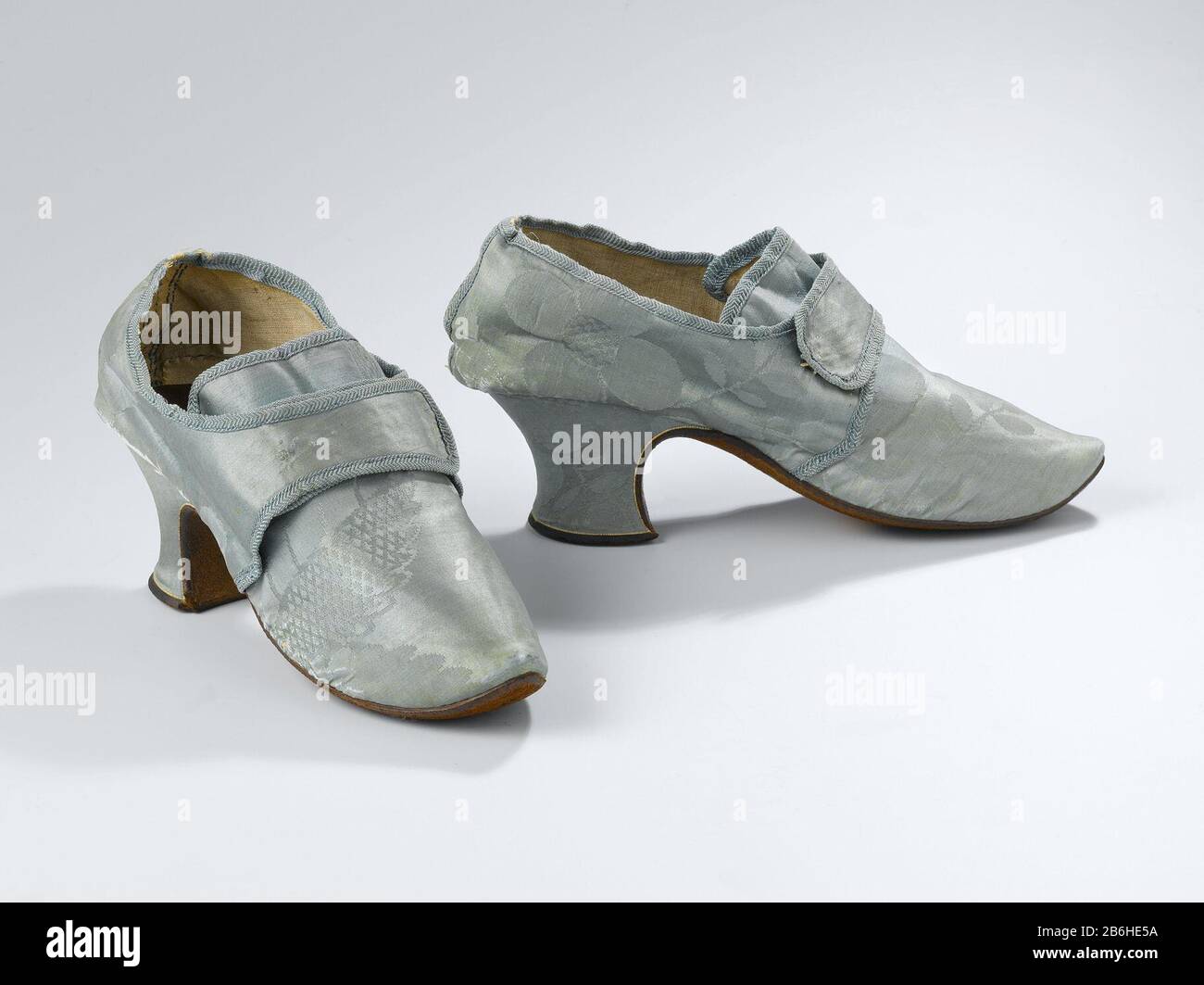 Women's shoe from light blue damask with sides two flaps over the instep  Damesschoen van lichtblauw zijden damast. Model: Spitse opwippende neus,  één voorblad en twee zijbladen. Op de stiksels, die de