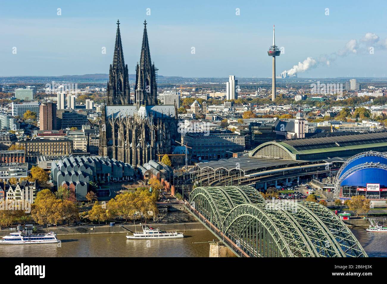 View over the river Rhine to the old town of Cologne, Museum Ludwig, Cologne Cathedral, Hohenzollern Bridge, Central Station, Musical Dome, behind Stock Photo