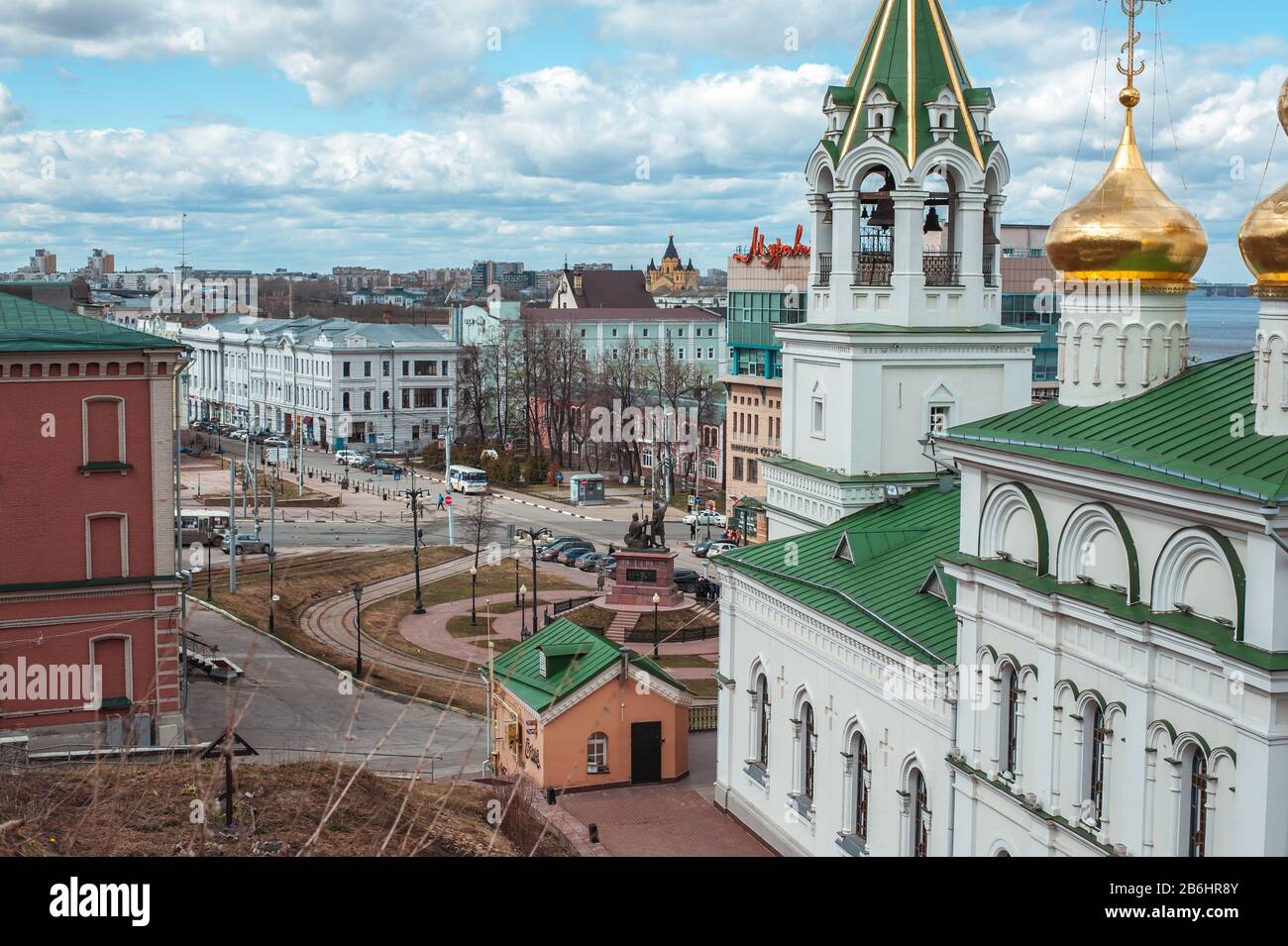NIZHNY NOVGOROD, RUSSIA - APRIL, 23, 2017: The Baptist Church, Alexander Chapel, gatehouse, Monument to Minin and Pozharsky on unity square in Nizhny Stock Photo