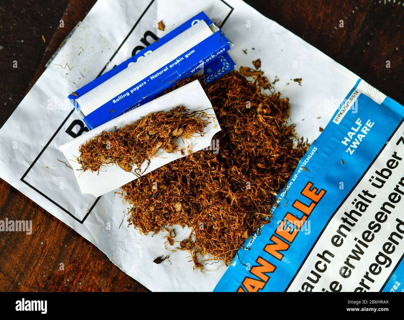 Drehtabak selbstgedrehte Zigaretten Stock Photo