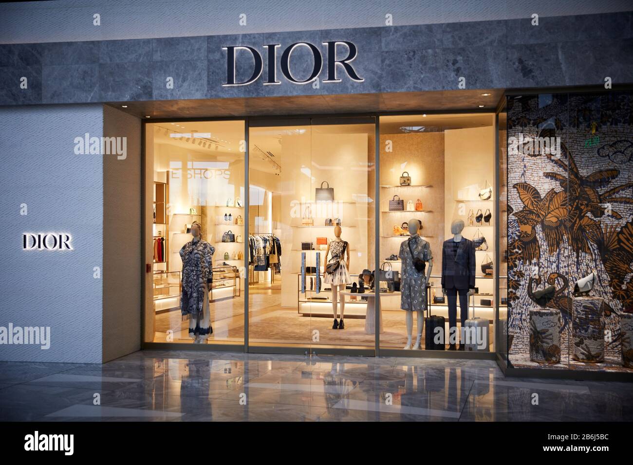 Front dior hi-res stock photography and images - Alamy
