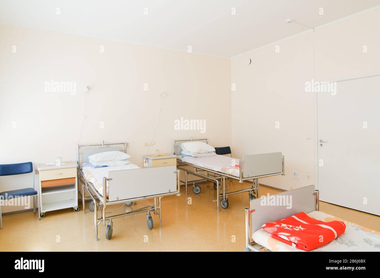 Hospital ward beds hi-res stock photography and images - Alamy