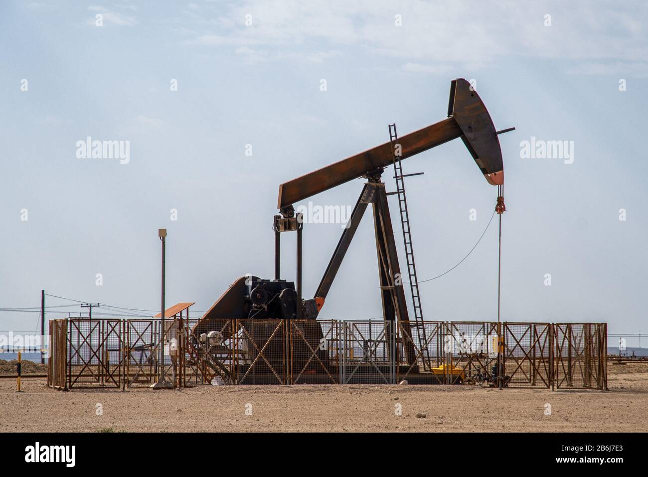 Oil well in the desert of Bahrain Stock Photo