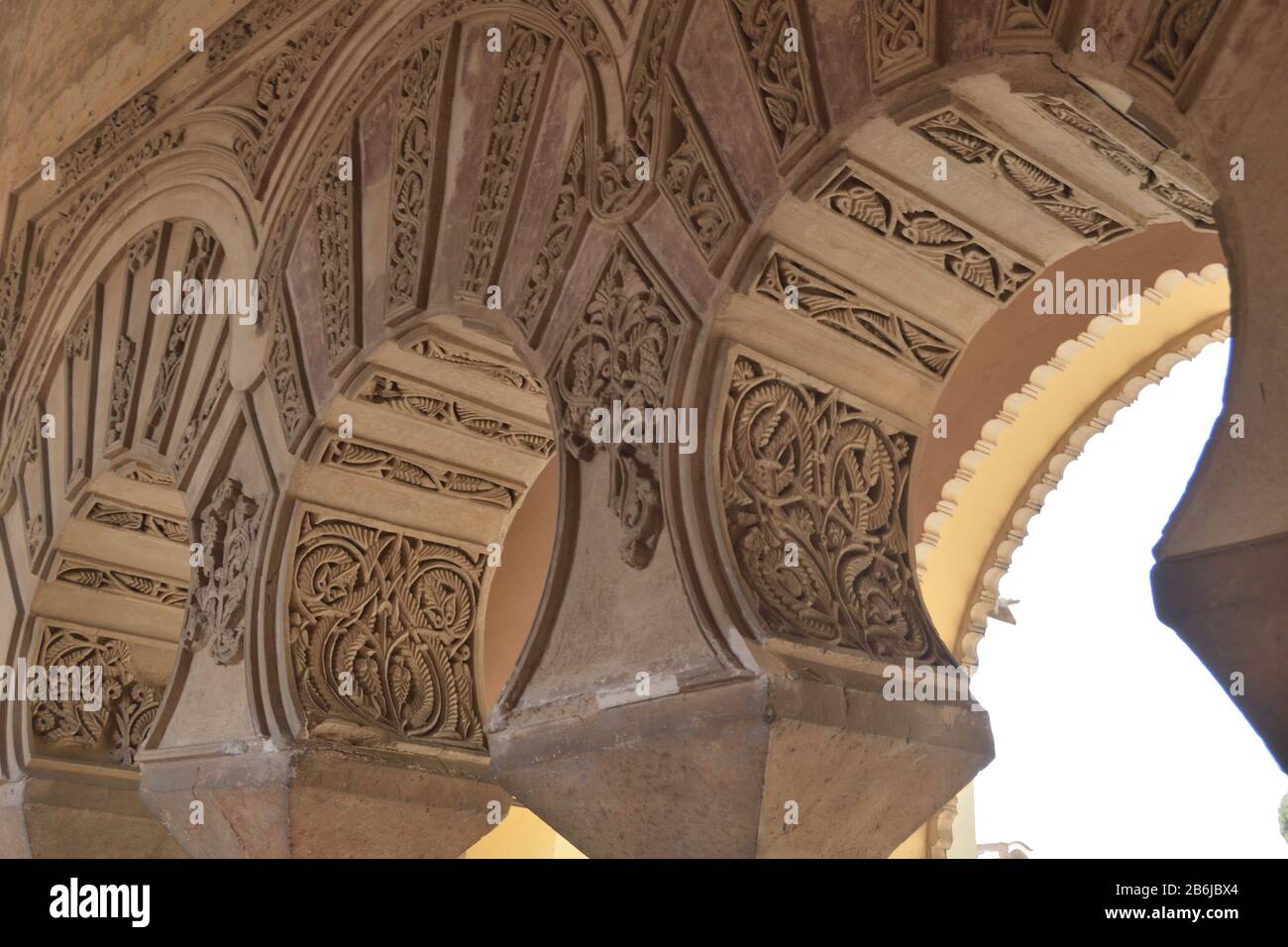 Arab style columns hi-res stock photography and images - Alamy
