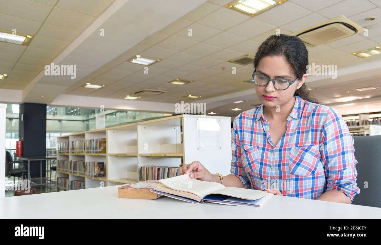 Indian college girl classroom hi-res stock photography and images - Alamy