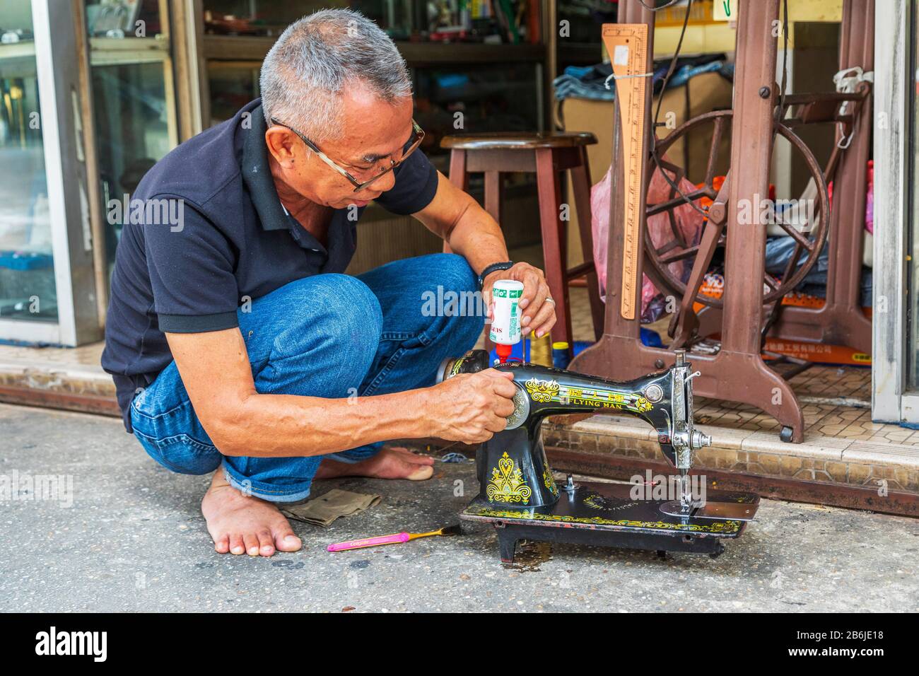 Malaysia malaysian mechanic hires stock photography and images Alamy