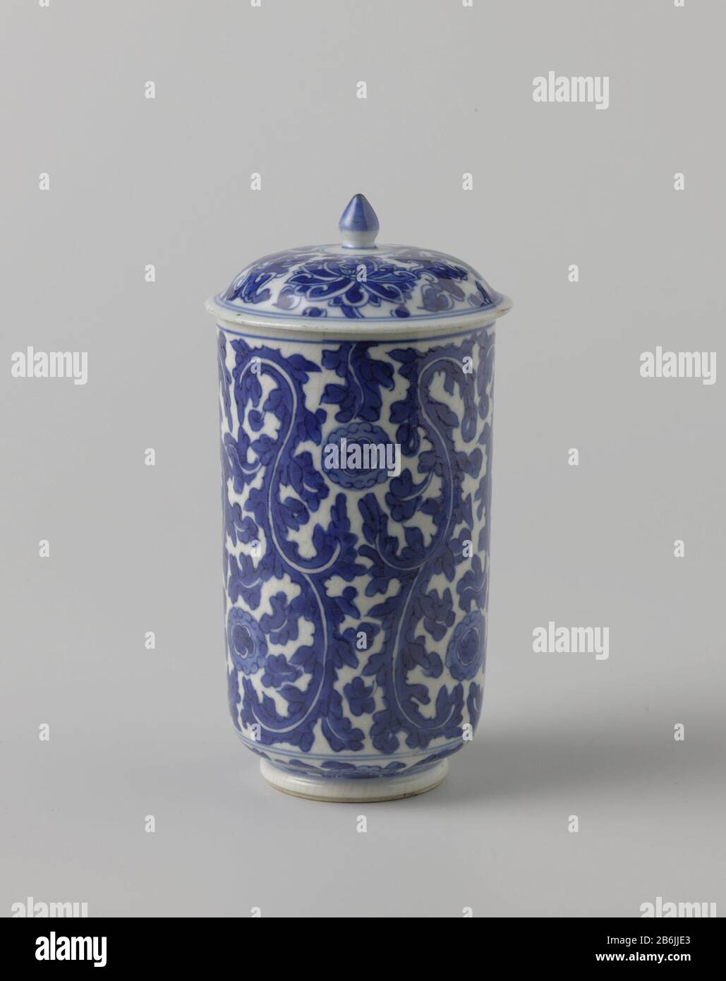 Lid of cylindrical cup with leaf motif Deksel van cilindrische beker met deksel van porselein, beschilderd in onderglazuur blauw. Versierd met een doorlopend, krullend bladmotief afgewisseld met bloemrozetten (tijgerlelie-motief). Niet bijbehorend deksel met lotusranken. Een chip in de deksel. Blauw-wit. Manufacturer : pottenbakker: anoniemPlaats manufacture: China Dating: ca. 1680 - ca. 1720School / stijl: Qing-dynastie (1644-1912) / Kangxi-periode (1662-1722) Physical kenmerken: porselein met onderglazuur blauw Material: porselein glazuur kobalt Techniek: draaiend bewerken / bakken / schilde Stock Photo