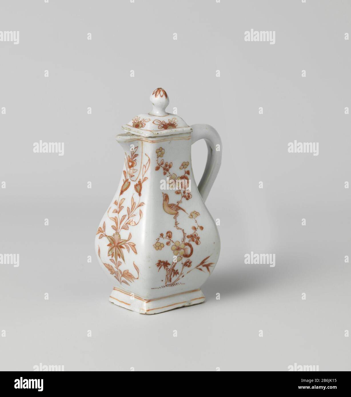 Cover milk jug with flower sprays, butterflies and birds Deksel van melkkan van porselein, beschilderd op het glazuur in rood en goud. Vier keer een bloem met bladeren afgebeeld en een bloemrozet op de knop. Melk en bloed. Manufacturer : pottenbakker: anoniemPlaats manufacture: China Dating: ca. 1700 - ca. 1724School / stijl: Qing-dynastie (1644-1912) / Kangxi-periode (1662-1722) / Yongzheng-periode (1723-1735) Physical kenmerken: porselein met emailkleuren en verguldsel Material: porselein glazuur email goud Techniek: draaiend bewerken / bakken / schilderen / emailleren / vergulden / glazuren Stock Photo