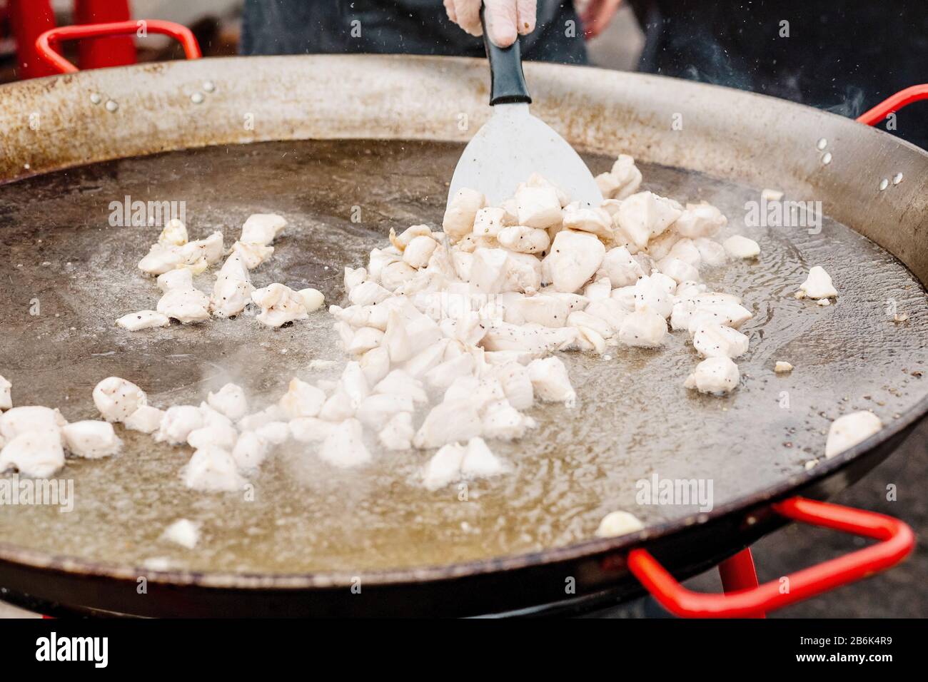 Pan Chicken Event Cooking chicken in pan at fast food festival Stock Photo - Alamy