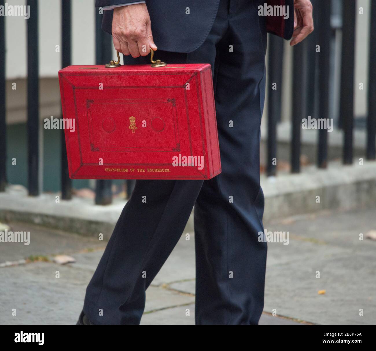 29th October 2018, London, UK. The Chancellor of the Exchequer leaves 11 Downing Street to present his red box to the assembled media. Stock Photo