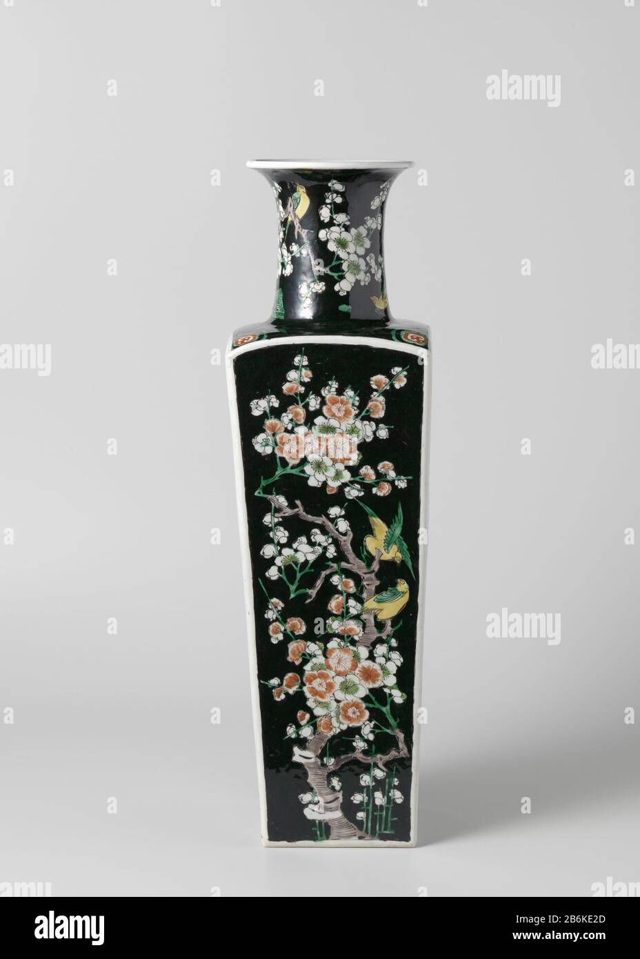 Panda Vlekkeloos magnetron Drucker Vase Round vase (Drucker Vase) with birds floral branches Vierkante  vaas van porselein met een wijde, spreidende nek, bedekt met een zwart  glazuur en beschilderd in rood, groen, geel, aubergine en