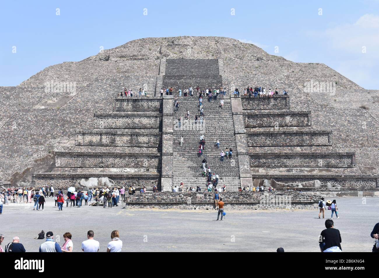 People are allowed to climb the pyramids in Mexico Stock Photo Alamy
