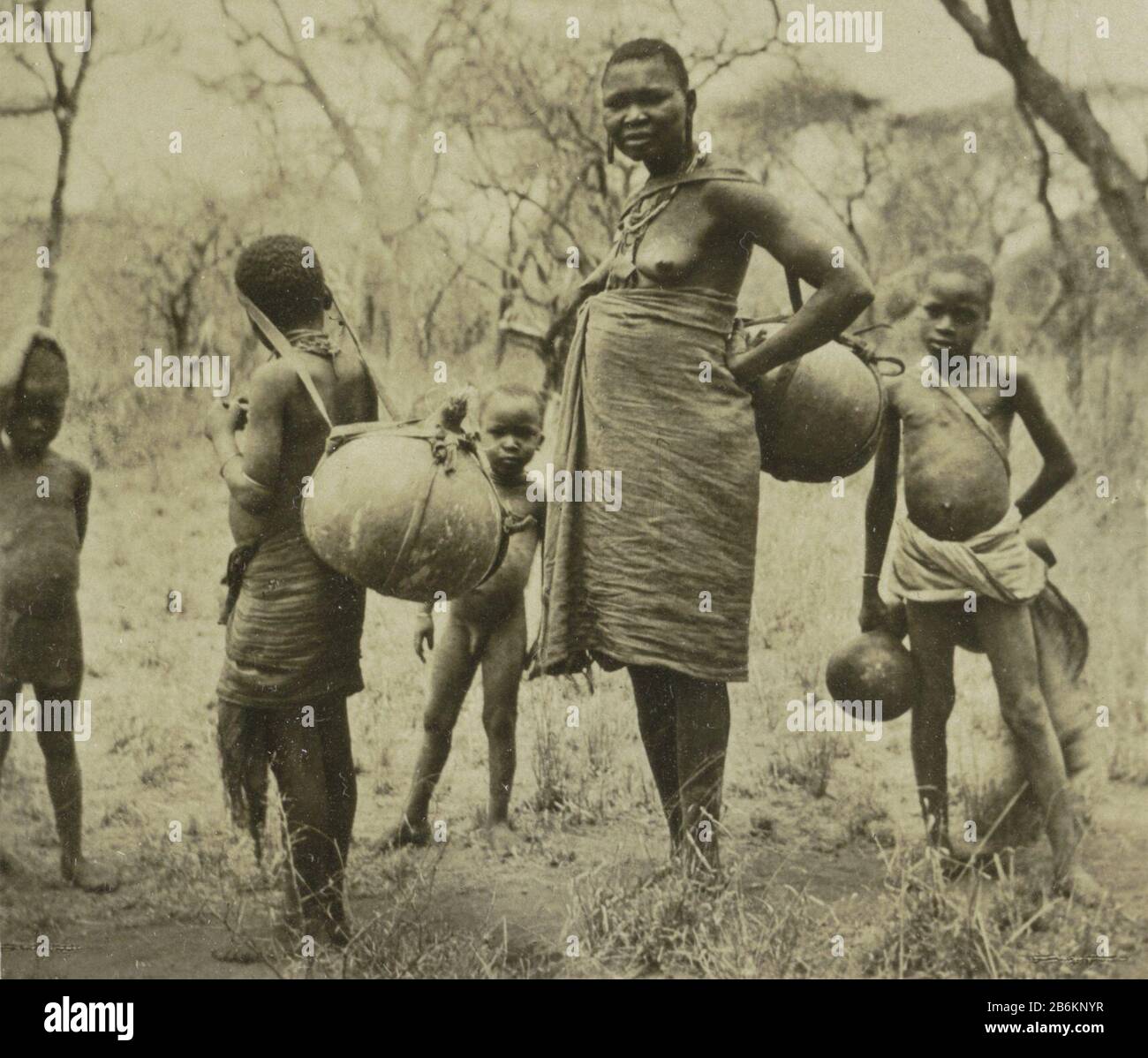 A woman and children from the Kamba People collect water Kamba-Frau ...