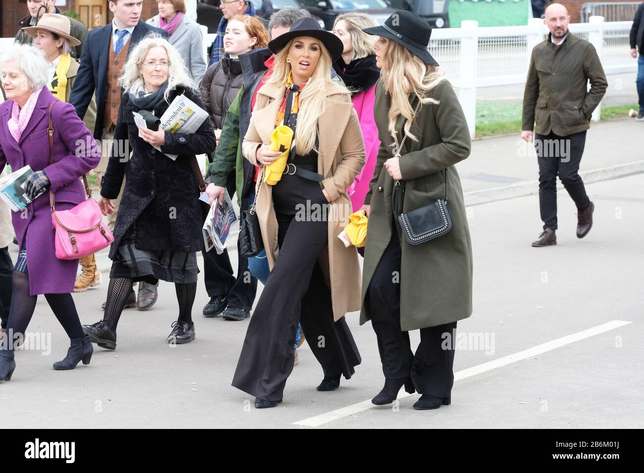 Cheltenham festival 2020 crowd hi-res stock photography and images - Alamy