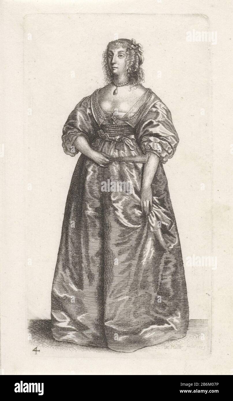 Engelse vrouw van stand, met vouwwaaier Ornatus Muliebris Anglicanus (serietitel) Vrouwen gekleed volgens de Engelse mode ca 1640 (serietitel) English woman of distinction in dress with high waist, low straight neckline, wide half sleeves and foot long slightly lingering skirt. The hair is combed straight back, except for a rim of its crimped around the face, which forms a fringe on the forehead, and depends from the side as far as the shoulders. Left to her bow. Around the neck a pearl necklace with a teardrop-shaped pearl pendant. Around the décolleté a flat collar Where: a long pearl neckla Stock Photo