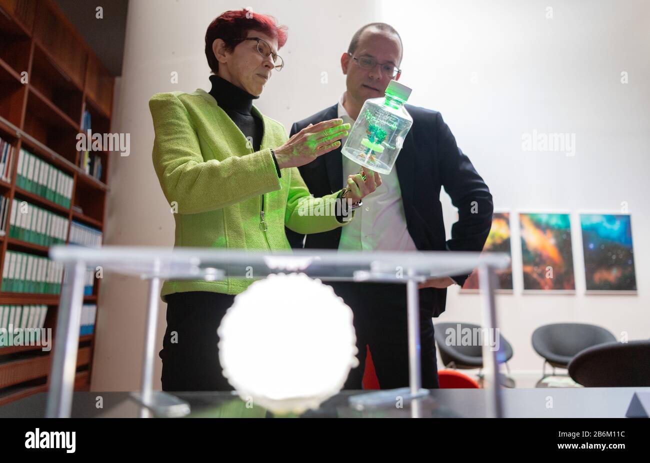 11 March 2020, Brandenburg, Potsdam: Eva Ehrentreich-Förster, Director of the Fraunhofer Institute for Cell Therapy and Immunology, explains cell-free protein synthesis to Tobias Dünow, Brandenburg's State Secretary for Science, Research and Culture, during his visit to the Institute, using an exhibit in the library. Photo: Soeren Stache/dpa-Zentralbild/ZB Stock Photo