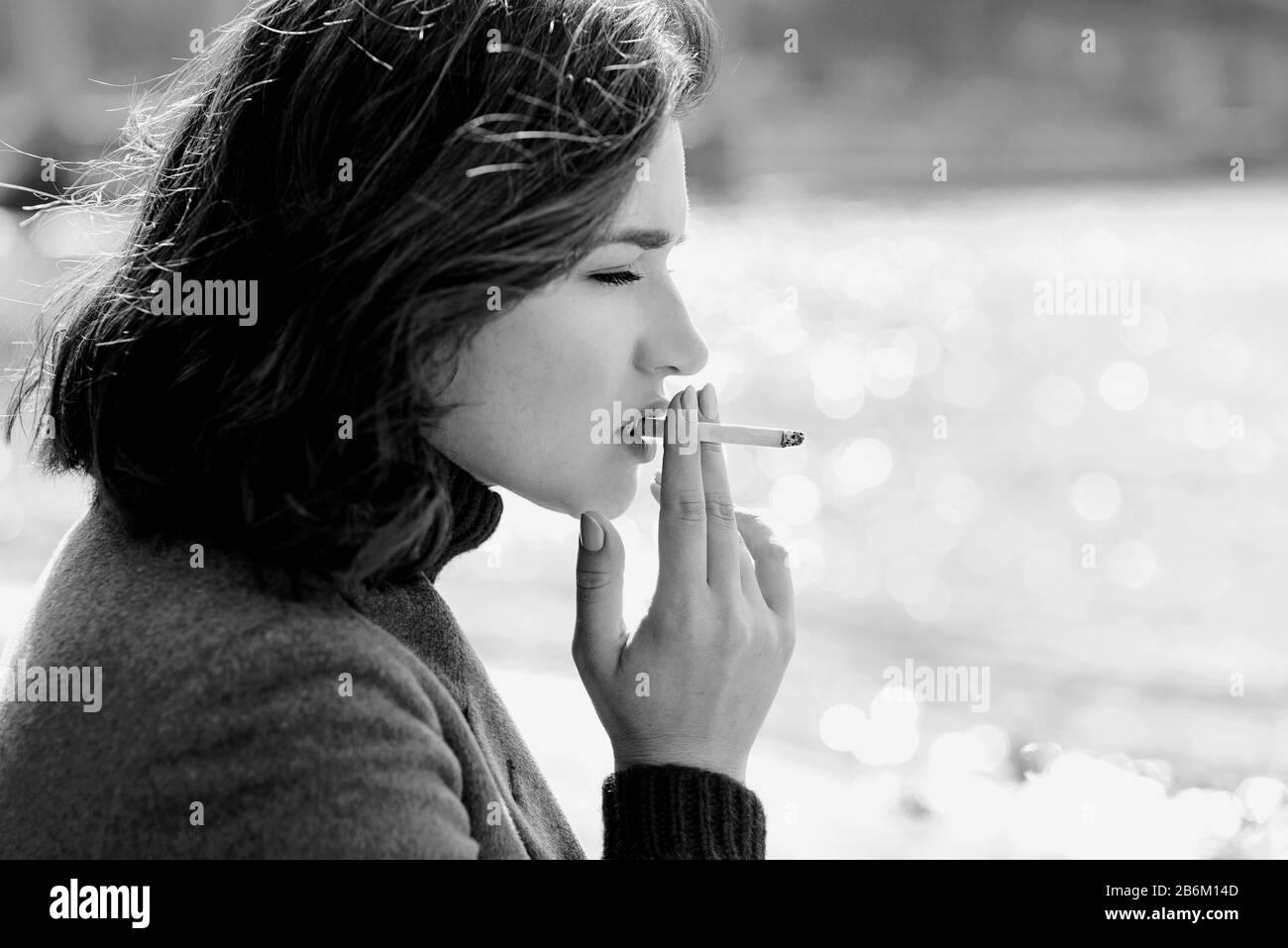 в пальто с сигаретой. собака черная с белым. павел прилучный 2020. павел прилучный. собака с сигаретой мем.