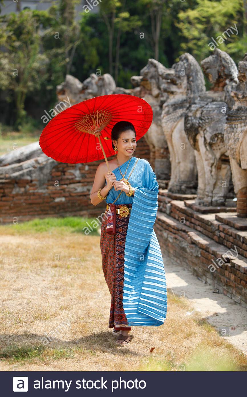 https://c8.alamy.com/comp/2B6M22P/beautiful-thai-women-wearing-traditional-thai-clothes-holding-ancient-red-umbrellas-in-temples-thailand-woman-concept-2B6M22P.jpg