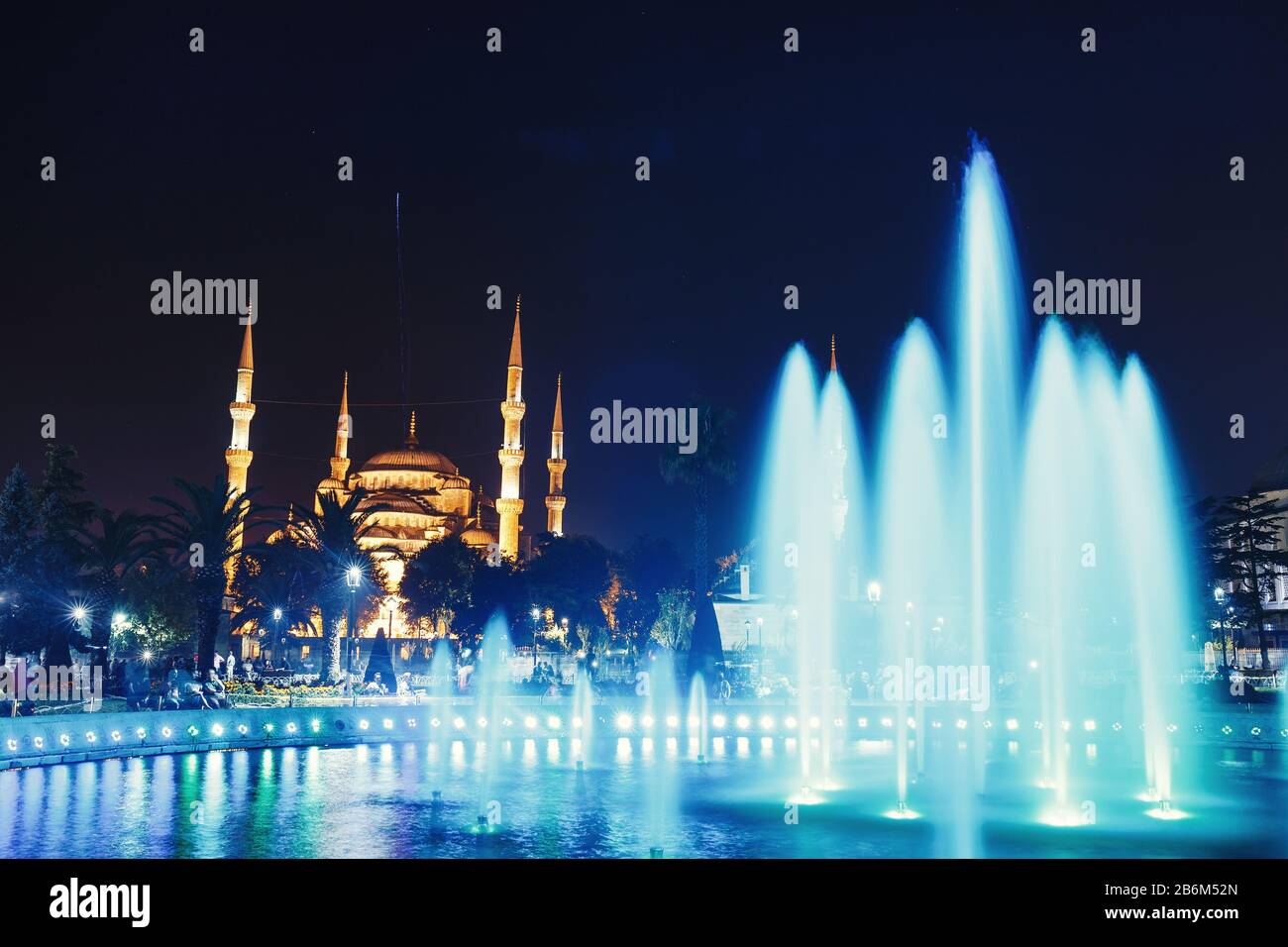 Night view at illuminated fountain and blue mosque in Istanbul Stock ...