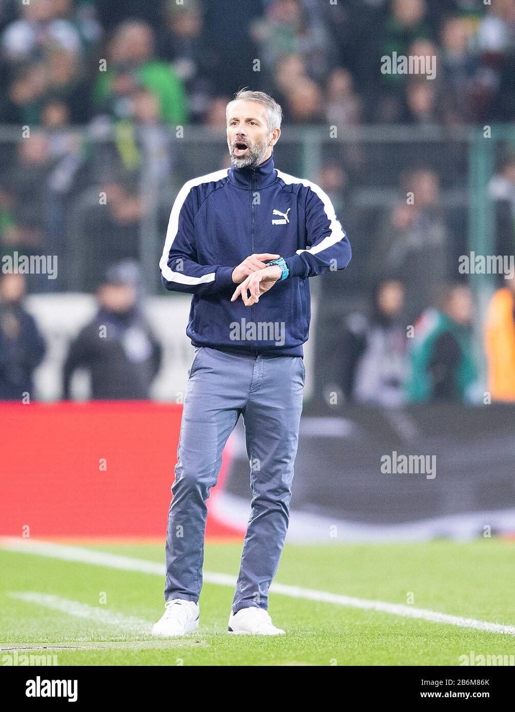 Coach Marco ROSE (MG) shows on his watch, gesture, gesture, soccer 1.  Bundesliga, 25th matchday, Borussia