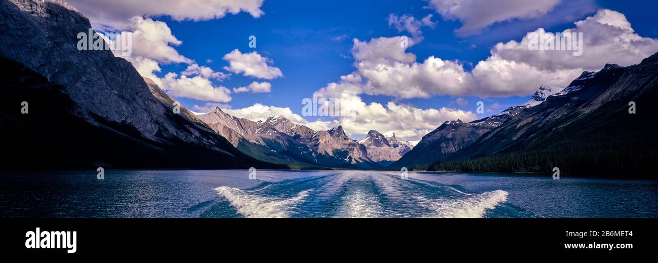 View of boat wake on lake and mountains behind, Banff National Park, Alberta, Canada Stock Photo