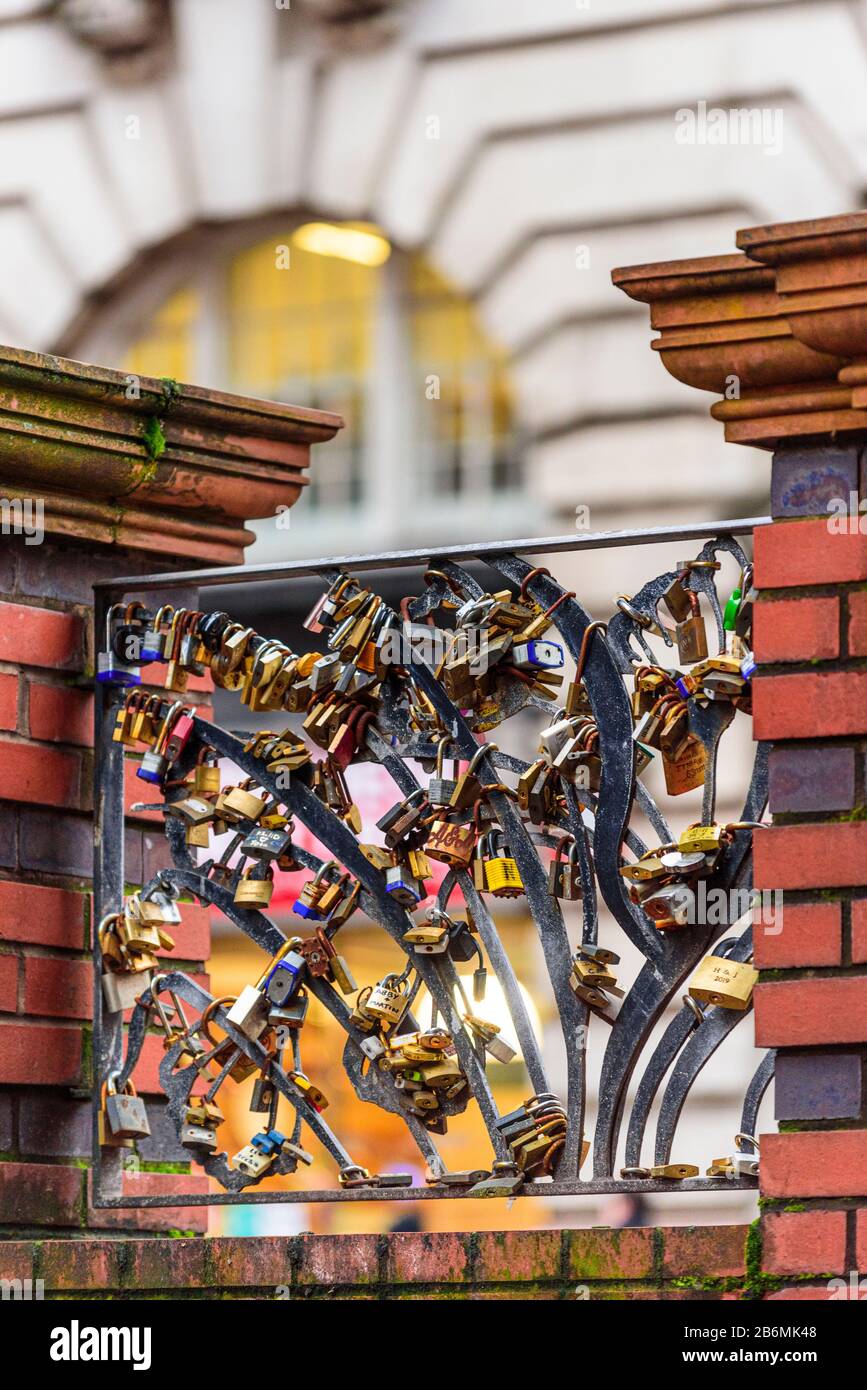 Love locks and St. James Buildings, Oxford Street, Manchester Stock Photo