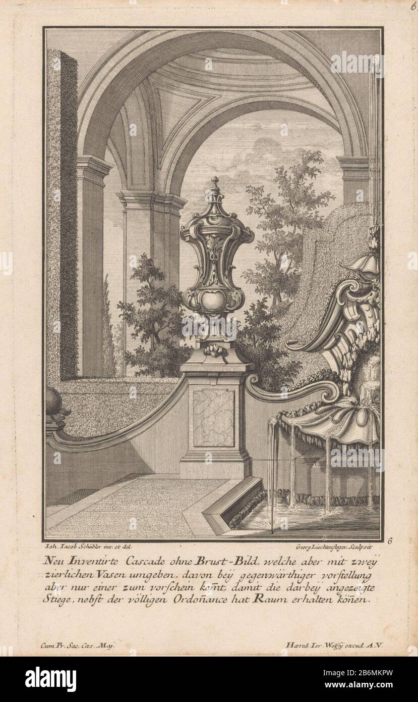 In een tuin voor een haag en gebouw en rondbogen staat rechts een geornamenteerde fontein. Links daarvan een vaas met rocaille ornamenten. In de ondermarge een vierregelige Duitse tekst.