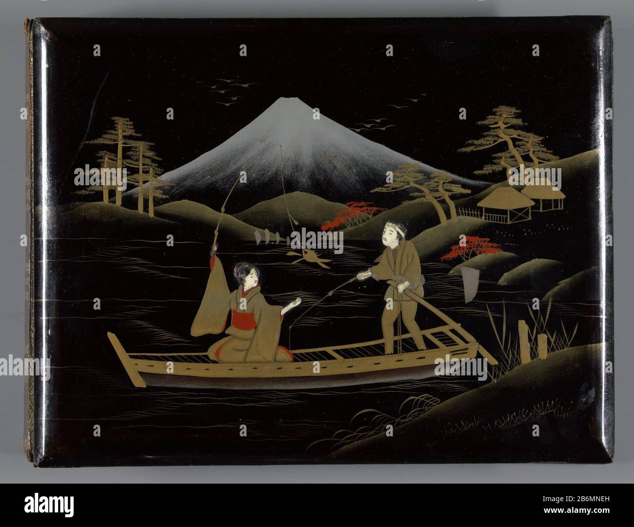Fotoalbum (leeg) Photo album in leather strap with two lacquer panels. On  the front panel a man and a woman in a boat on Mount Fuji, their faces and  hands in relief